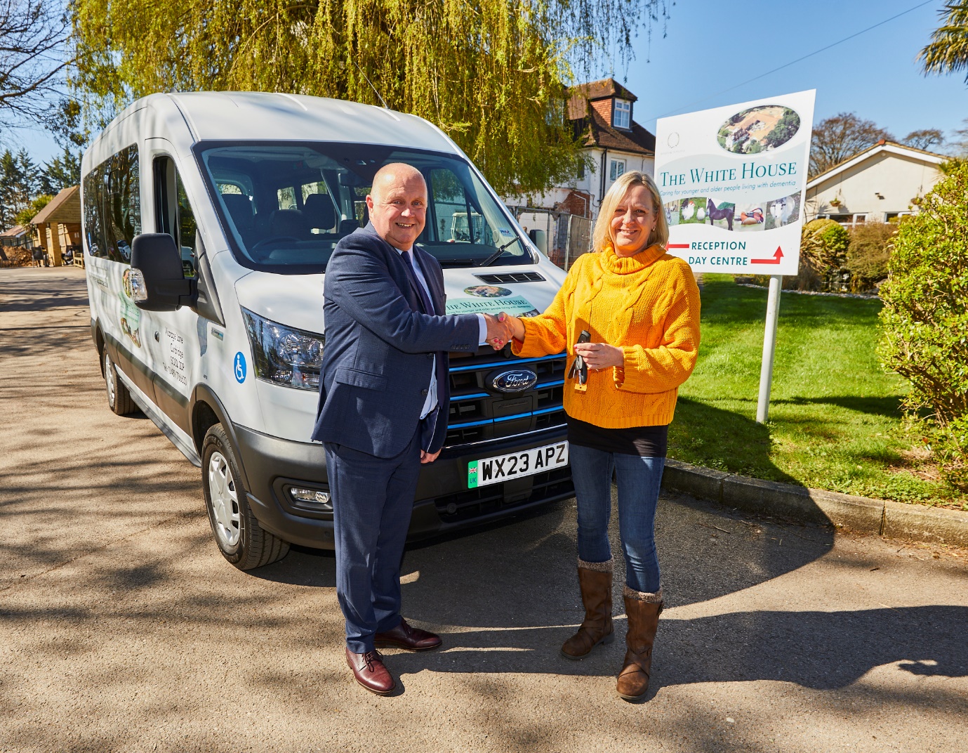 PRESS RELEASE: PHVC, Ford UK and GowringsVersa Mobility celebrate the 1st delivery of the next generation Fully Electric 15 Seat Minibus. 